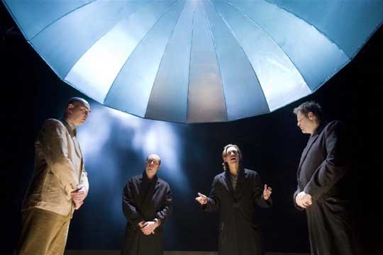 Knielen op een bed violen